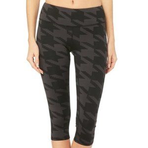 Alo Yoga Women's Airbrush Cropped Houndstooth Print Capri Leggings